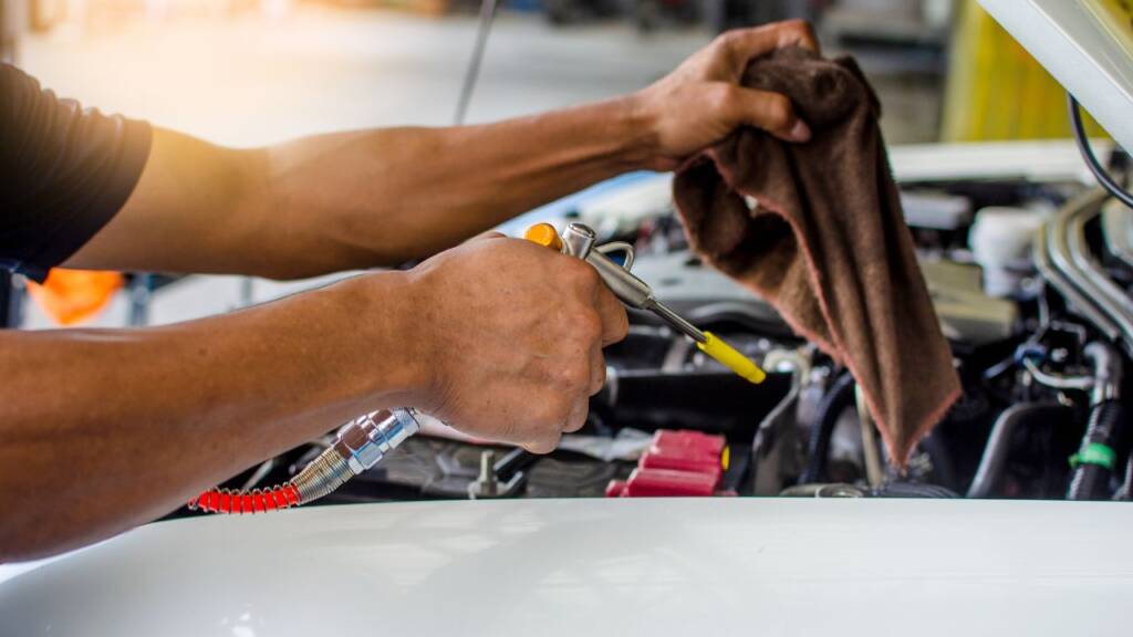 Obrazek przedstawia sprawdzanie stanu oleju silnikowego