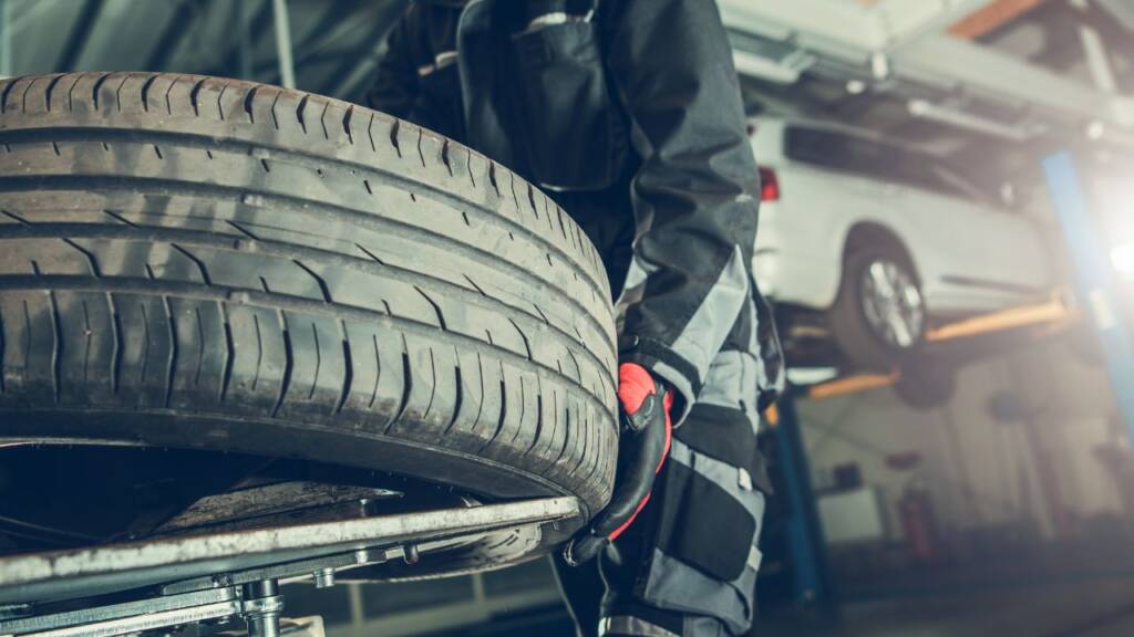 Obrazek przedsatwia mechanika z oponą