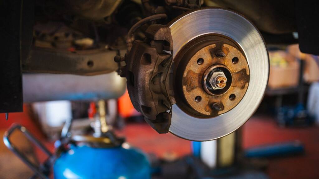 Obrazek przedstawia hamulce tarczowe