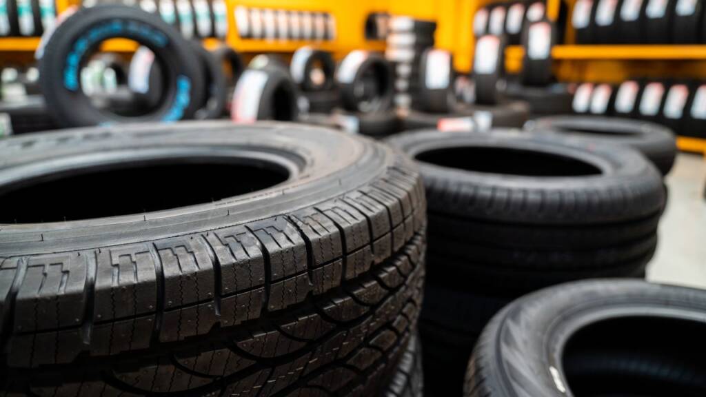 Obrazek przedstawia opony
