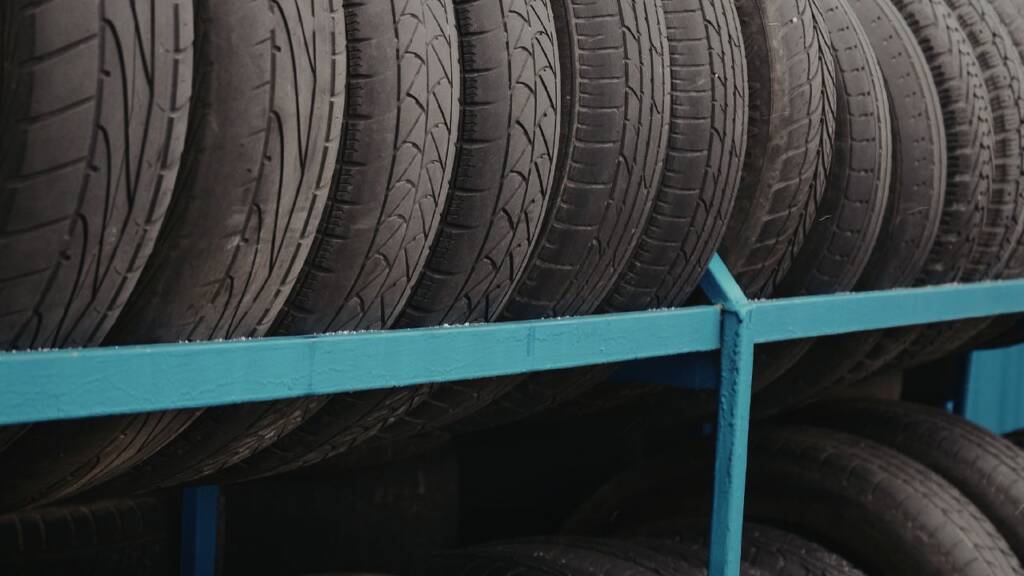 Obrazek przedstawia opony