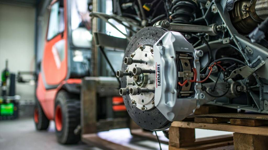 Układ hamulcowy z tarczą ceramiczną w warsztacie samochodowym