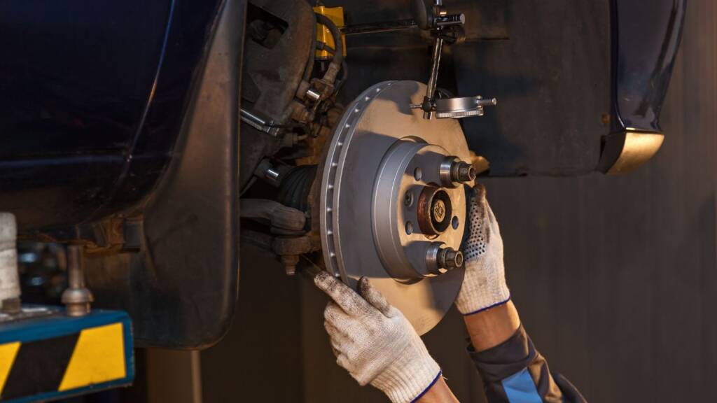 Montaż hamulców ceramicznych w samochodzie osobowym