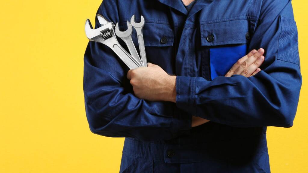 Obrazek przedstawia mechanika