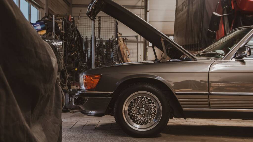 Obrazek przedstawia samochód w warsztacie samochodowym