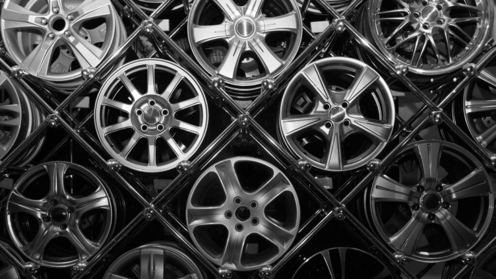 Obrazek przedsatwia różne felgi