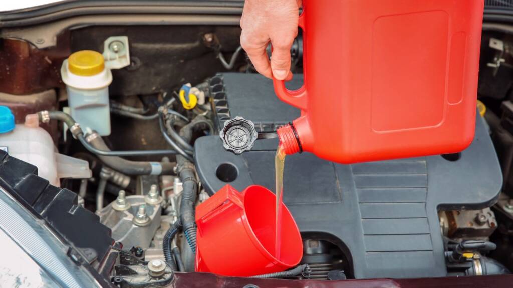 Obrazek przedstawia wymianę oleju samochodowego