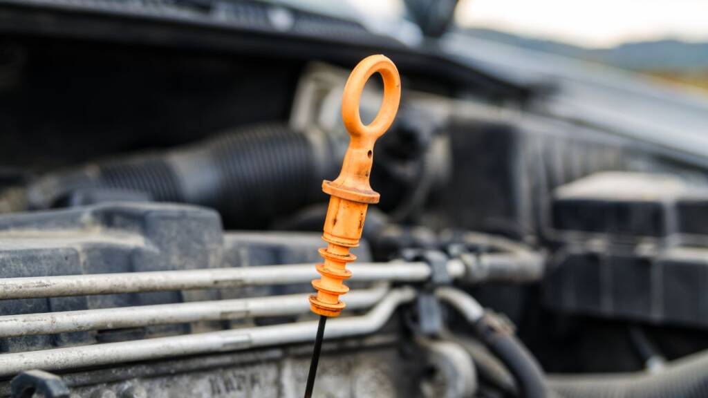 Obrazek przedstawia olej silnikowy