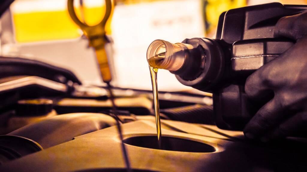 Obrazek przedstawia olej silnikowy