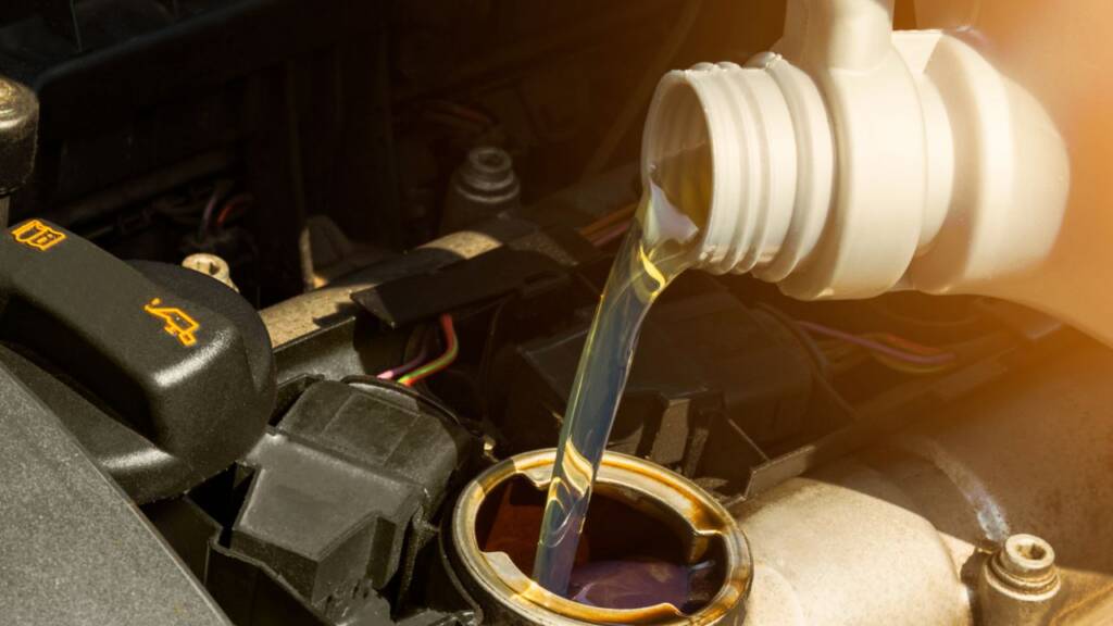 Obrazek przedstawia olej silnikowy