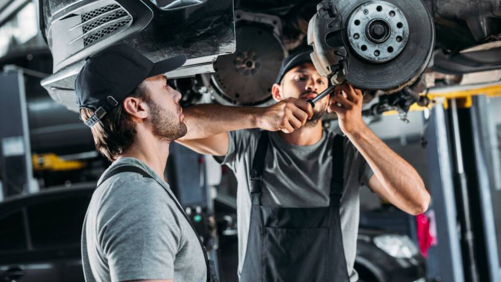 Obrazek przedstawia dwóch mechaników