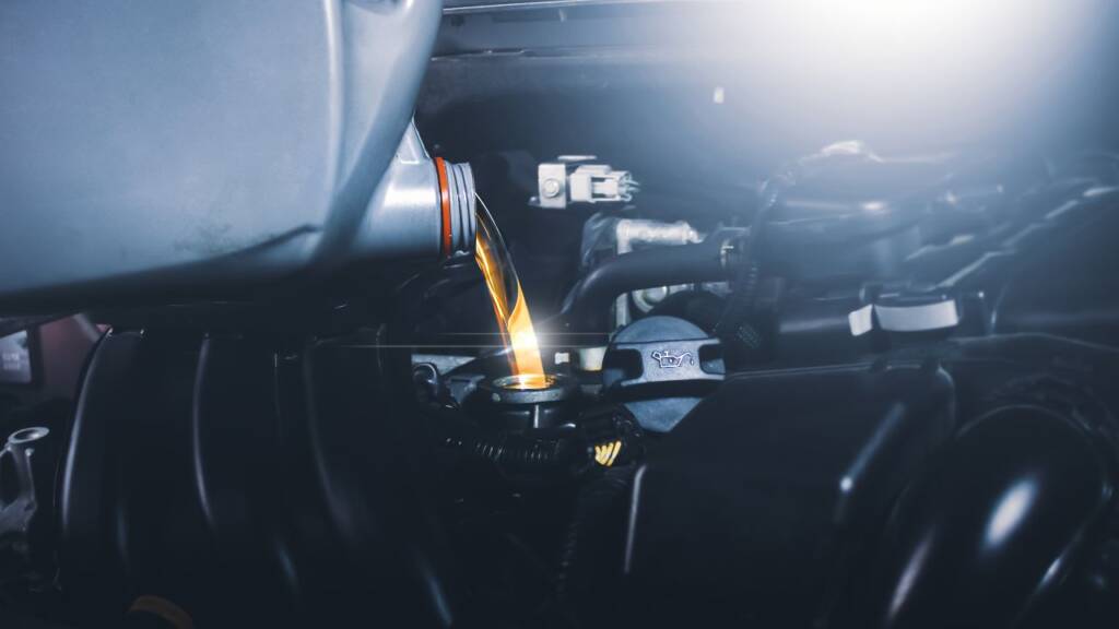 Obrazek przedstawia olej silnikowy