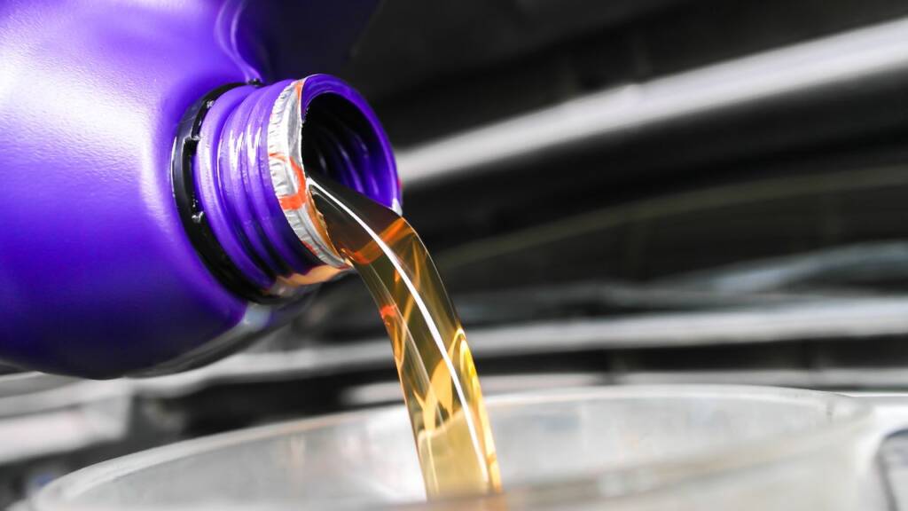 Obrazek przedstawia olej silnikowy