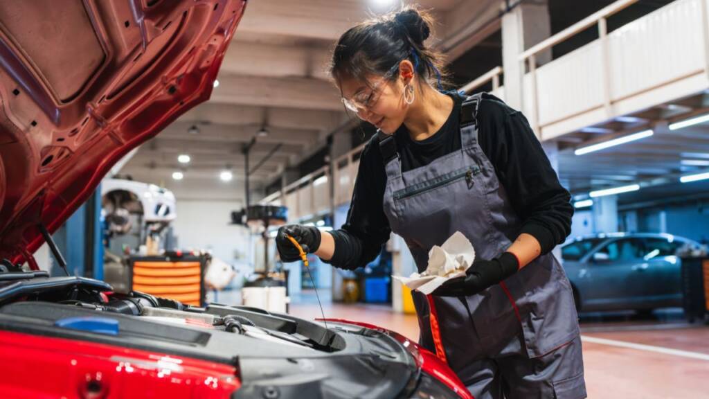 Obrazek przedstawia kobietę mechanik