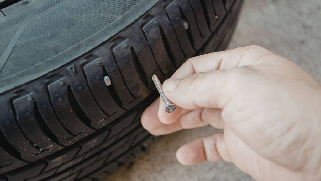 Przebita opona z gwoździem